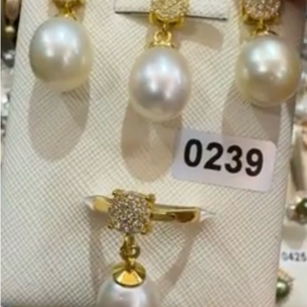 Pearl Gold and White Earrings